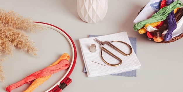 stół z materiałami do haftu